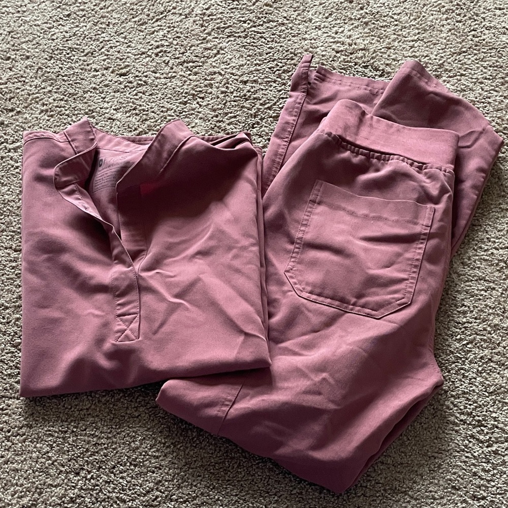 Figs Women's mauve scrub set